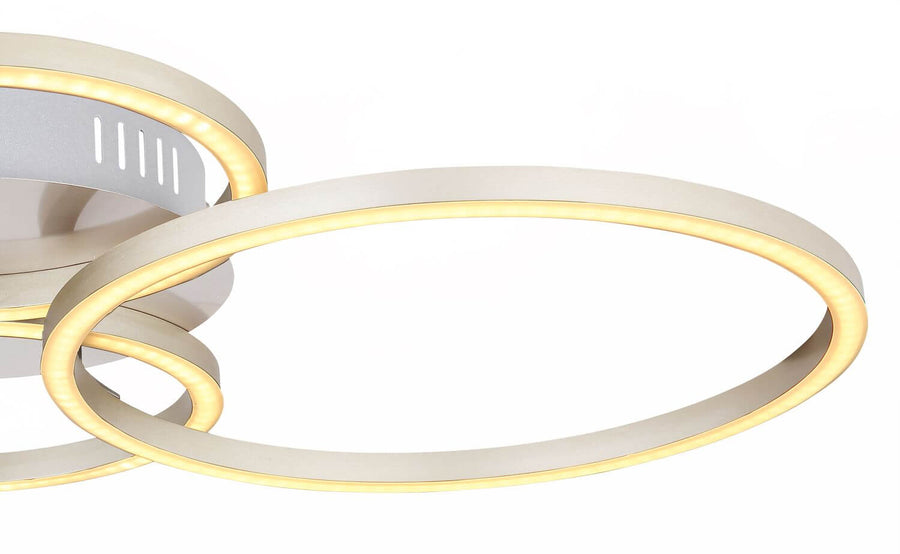 Gros plan sur la finition nickel et le ruban LED des anneaux.