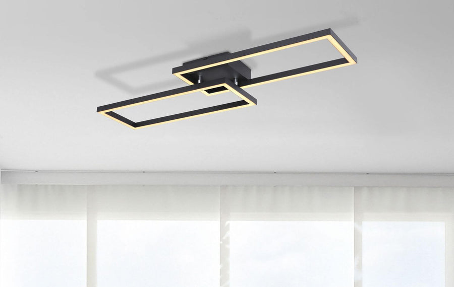 Plafonnier installé au plafond d'une pièce, éclairage chaud, vue en contre-plongée.