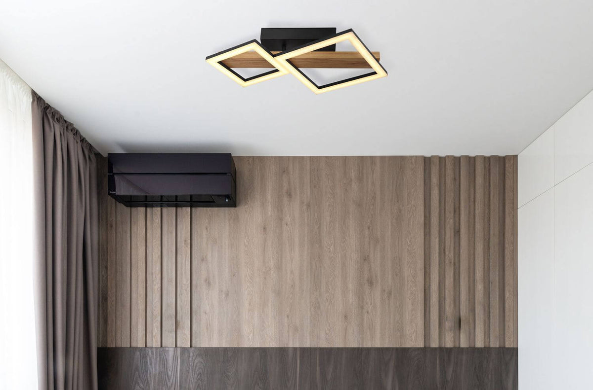 Plafonnier installé au plafond d'un salon au mur lambrissé bois