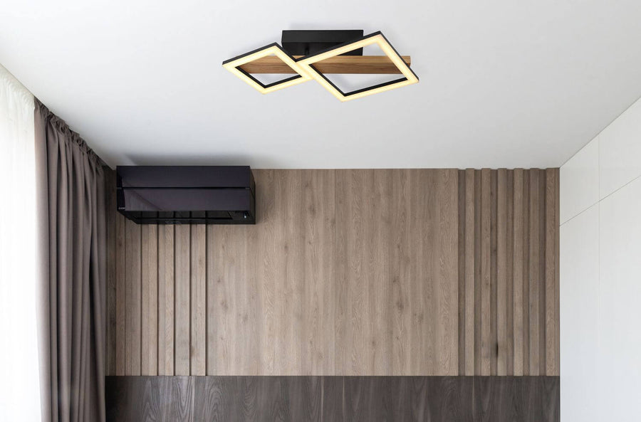 Plafonnier installé au plafond d'un salon au mur lambrissé bois