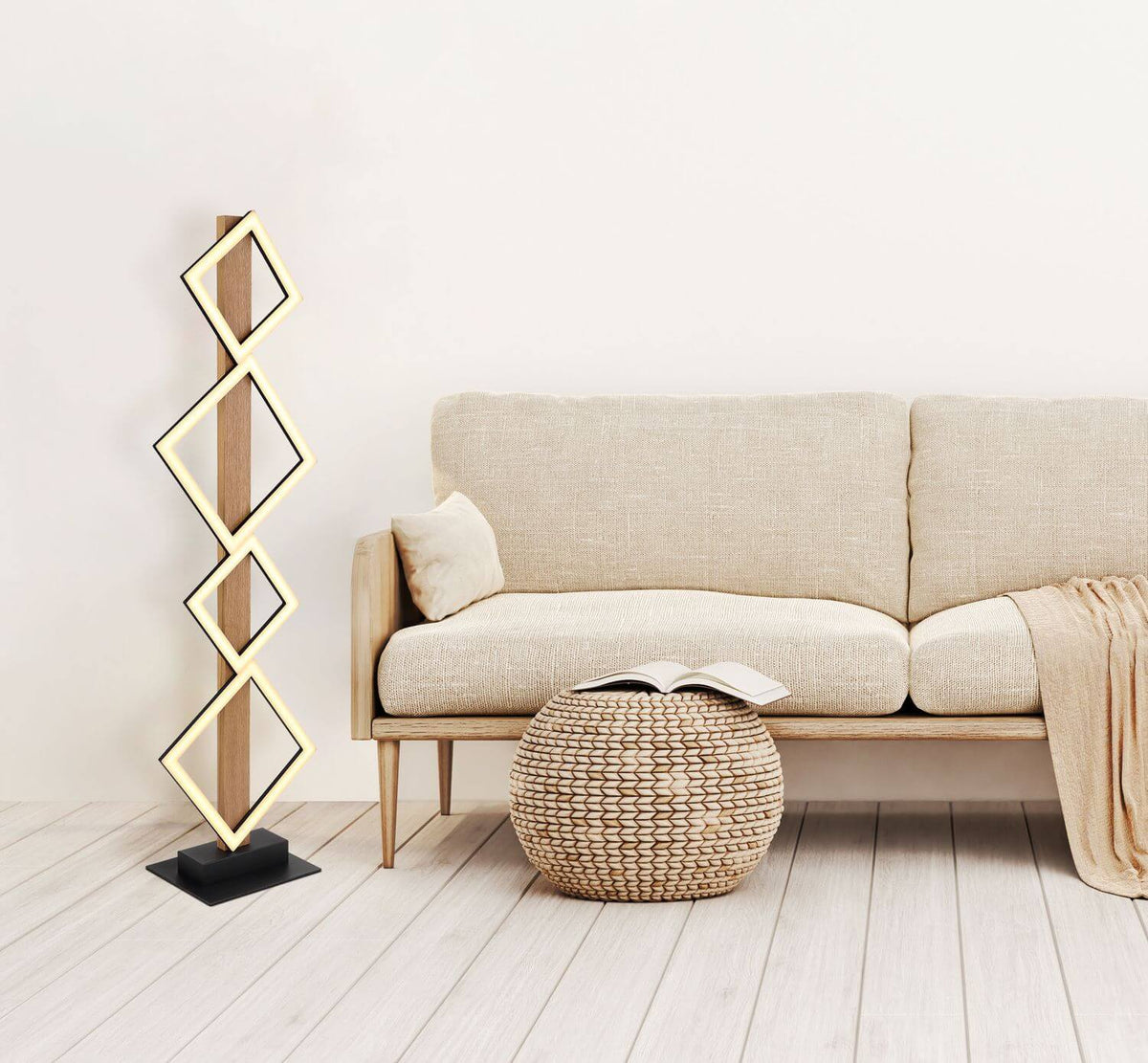Mise en ambiance du lampadaire allumé, près d'un canapé beige avec pouf en osier et livre.