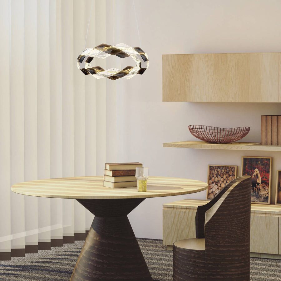 Mise en scène du lustre suspendu au-dessus d'une table ronde en bois clair