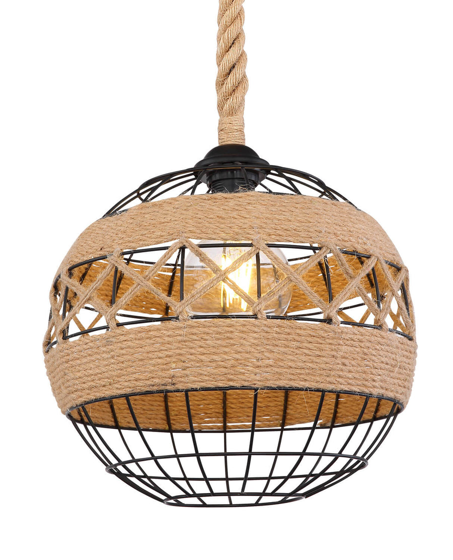Détail rapproché du panier sphérique avec corde enroulée et ampoule allumée