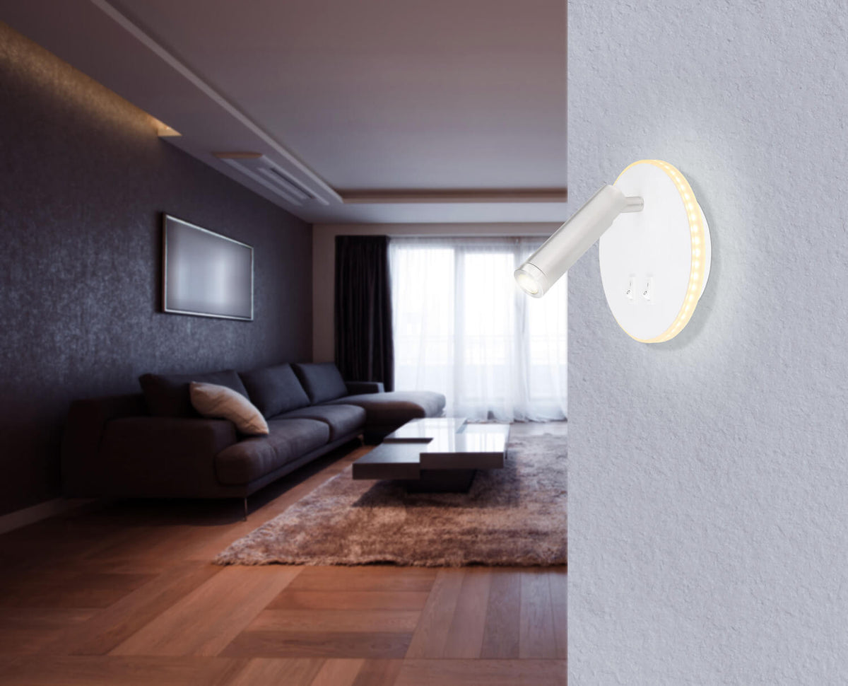 Mise en ambiance dans un salon moderne, applique allumée fixée sur un mur gris
