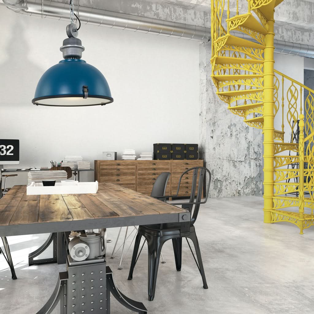 Mise en ambiance industrielle avec suspension bleu canard au-dessus d'une table en bois.