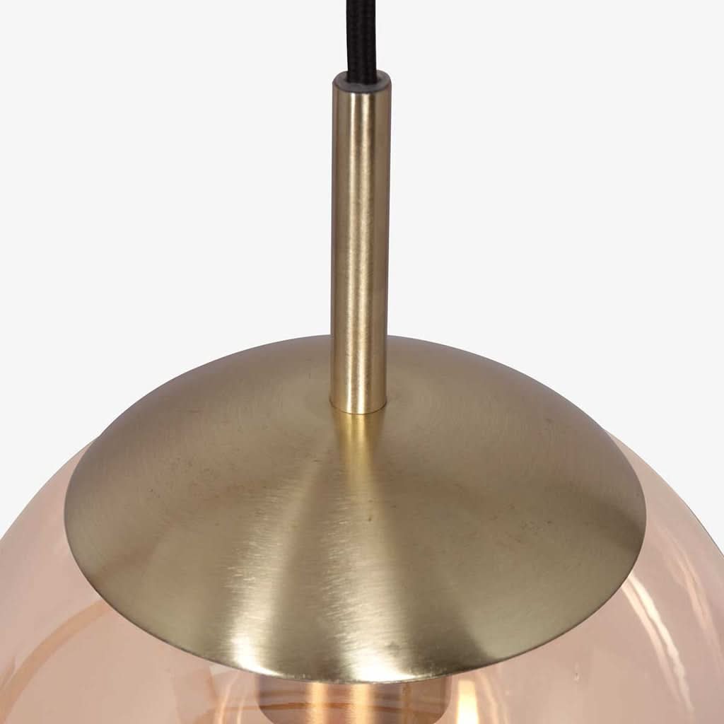 Détail du support en laiton brossé reliant le câble à la boule de verre