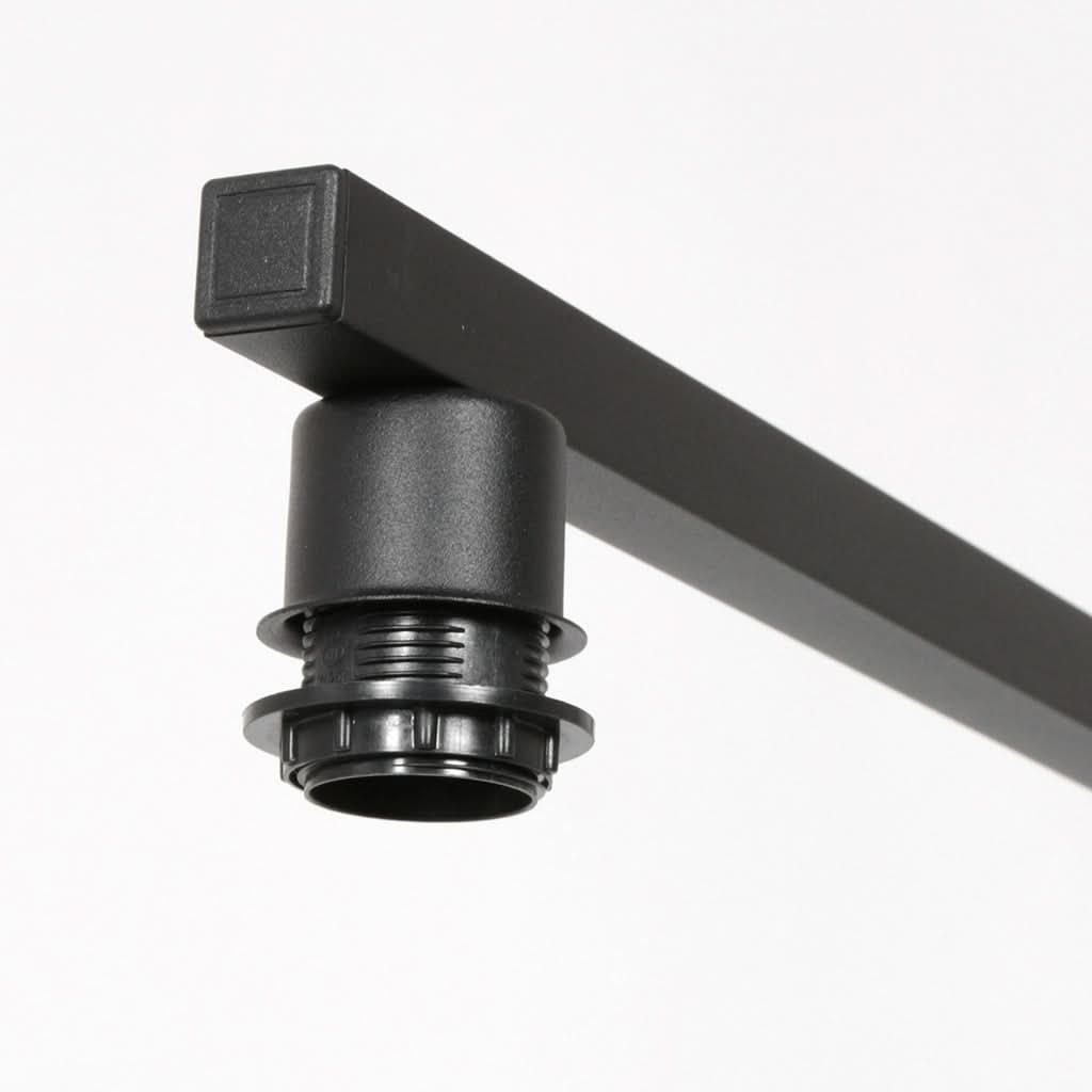 Gros plan d'une douille E27 de la suspension noire
