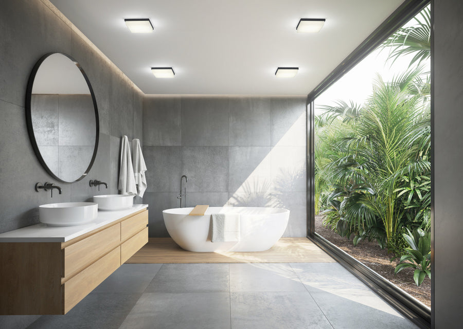 Salle de bain moderne claire, quatre plafonniers carrés allumés et vue sur palmiers