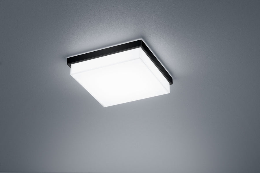 Détail rapproché du cadre noir et du diffuseur blanc carré du luminaire