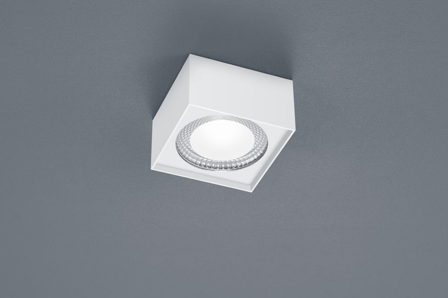 Vue rapprochée du plafonnier blanc carré et de son verre strié.