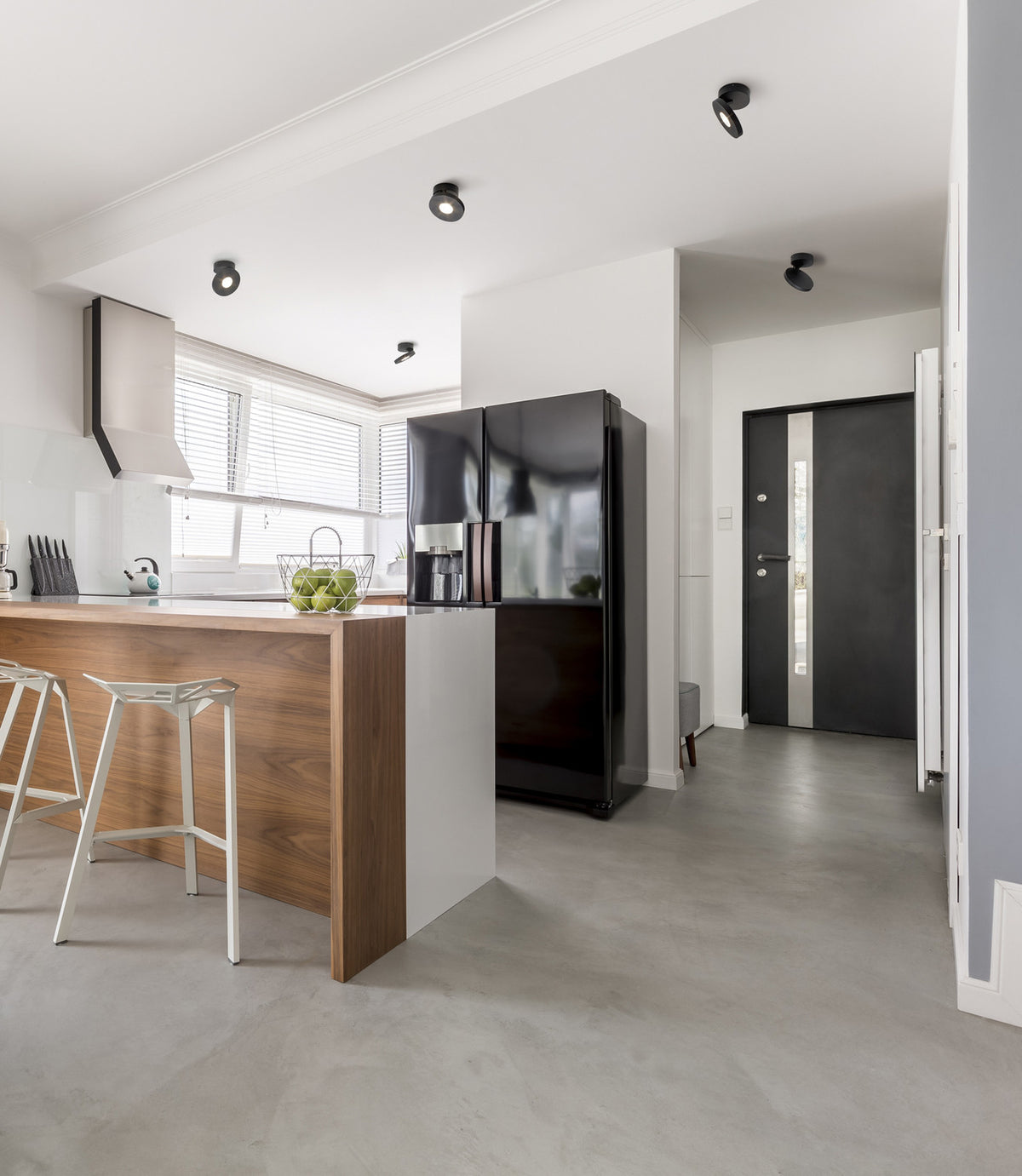 Mise en ambiance cuisine et entrée avec plusieurs spots noirs fixés au plafond