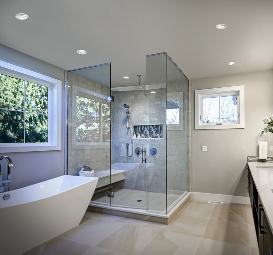 Salle de bain lumineuse équipée de plusieurs spots encastrés au plafond