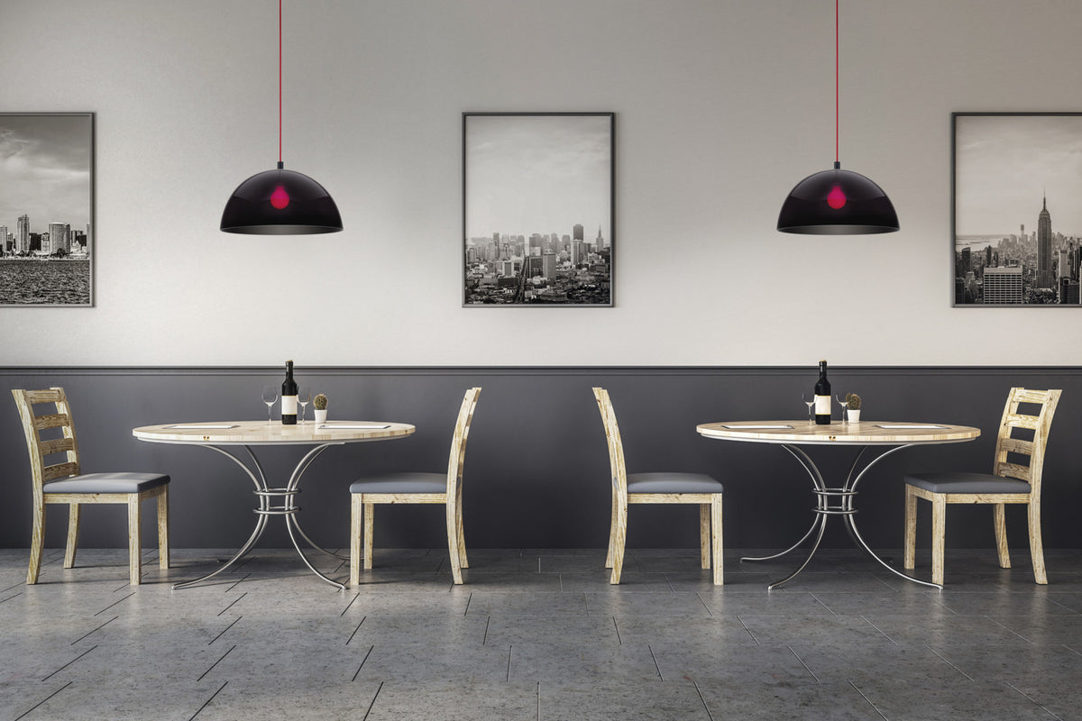Mise en ambiance au-dessus de tables de restaurant, deux suspensions noires devant photos urbaines