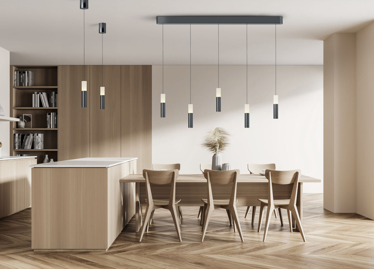 Salle à manger moderne avec plusieurs suspensions alignées au-dessus d'une grande table en bois