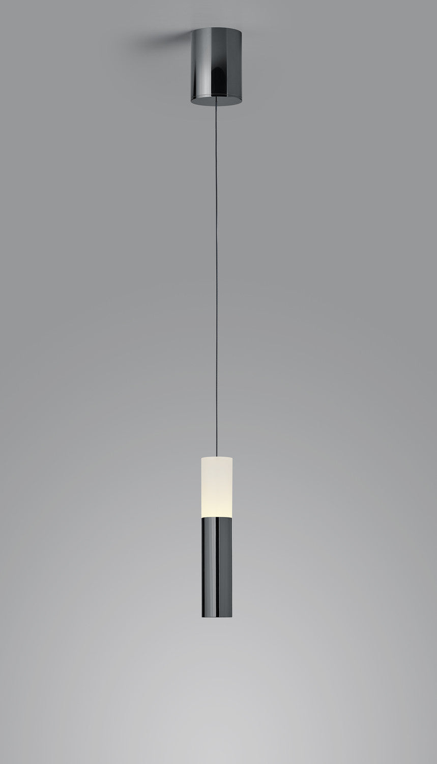 Vue complète d'une suspension noire et chromée avec câble et fixation plafond sur fond gris
