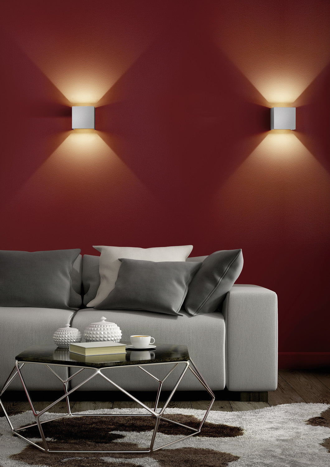 Mise en ambiance salon avec deux appliques murales blanches au-dessus du canapé.