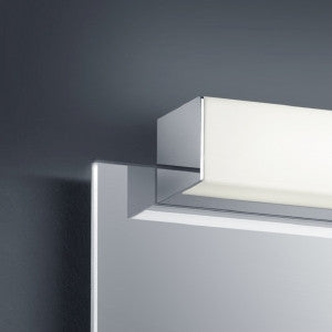 Détail de l'extrémité chromée et de la fixation murale du luminaire.