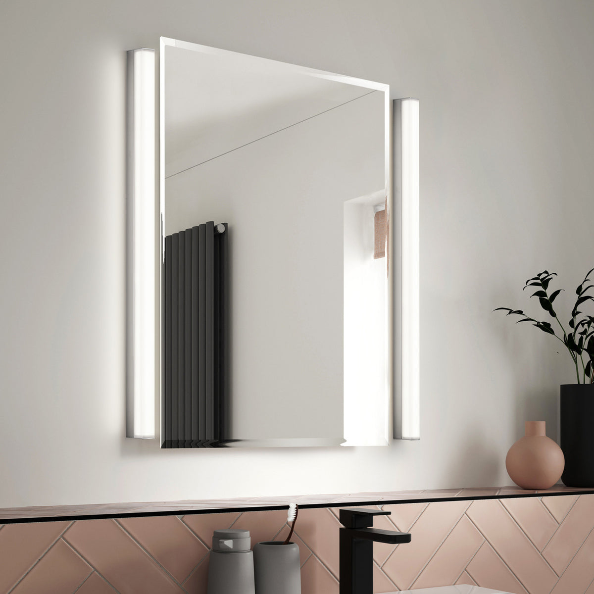 Mise en ambiance d'une salle de bain avec deux appliques verticales de chaque côté du miroir