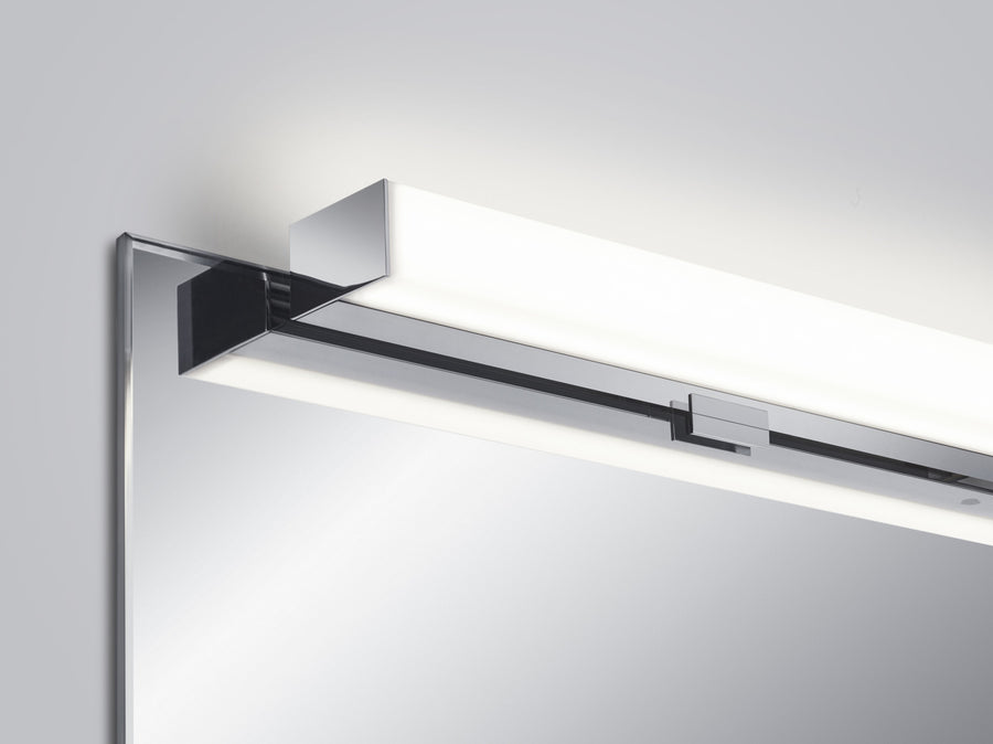 Détail de l'extrémité chromée et du diffuseur blanc du luminaire mural