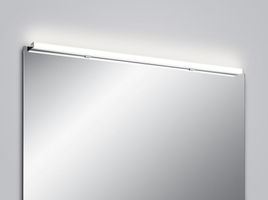 Vue de face du bandeau lumineux installé horizontalement au-dessus d'un miroir