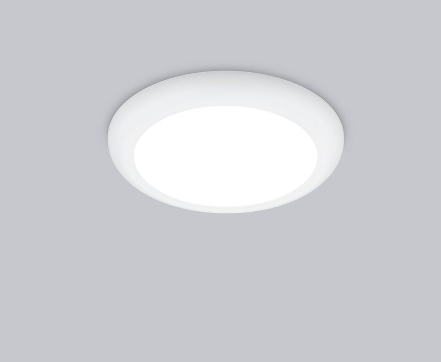 Vue de face du plafonnier rond blanc éclairé sur fond gris neutre