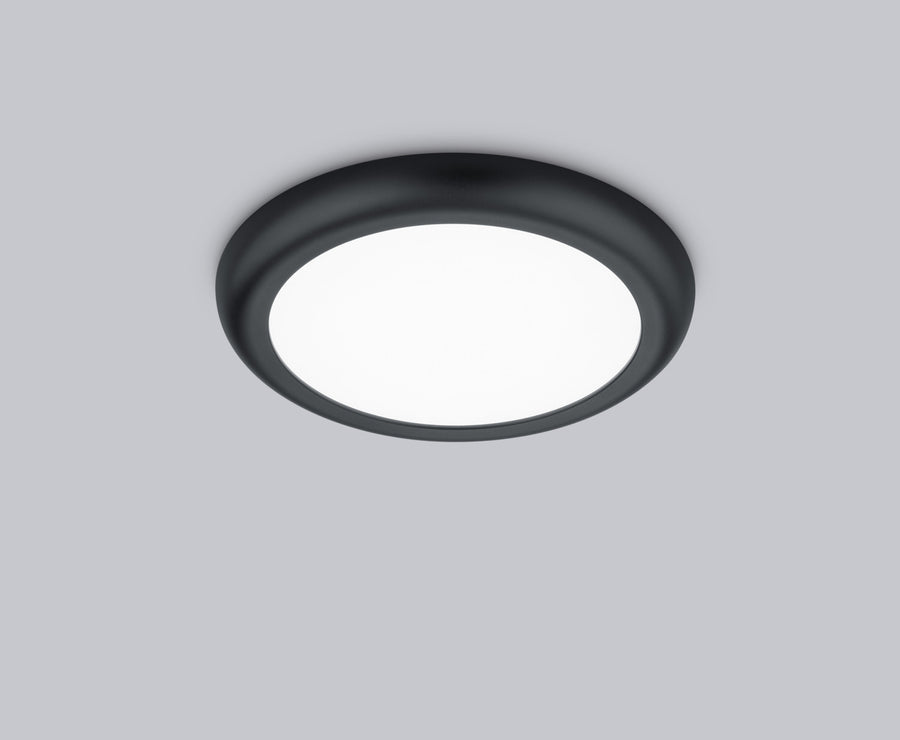 Vue de face du plafonnier rond noir avec diffuseur blanc, sur fond gris uni