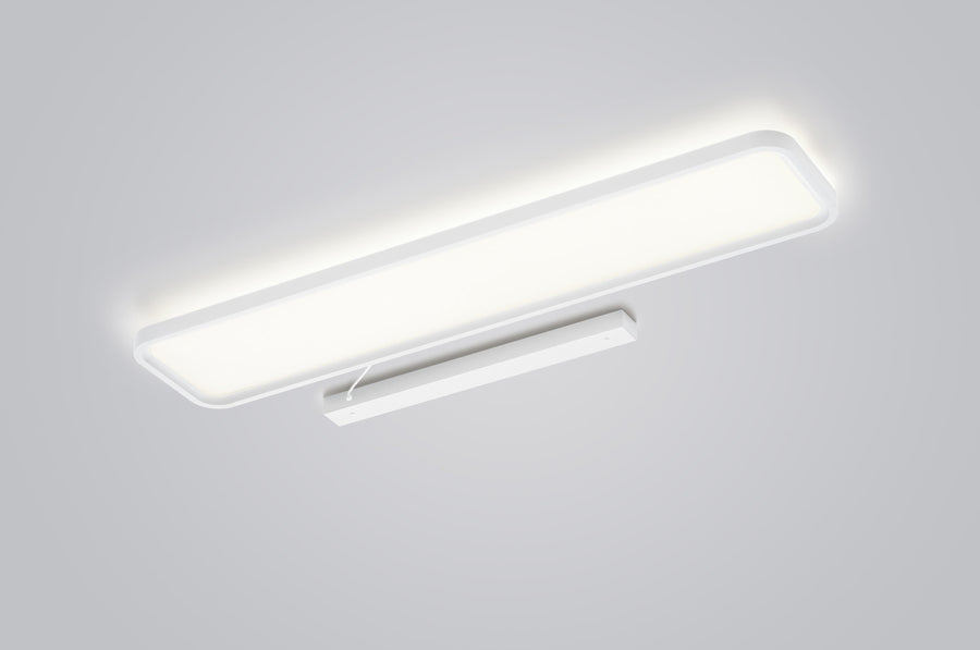 Vue rapprochée du plafonnier blanc montrant la dalle lumineuse et le profil de fixation.