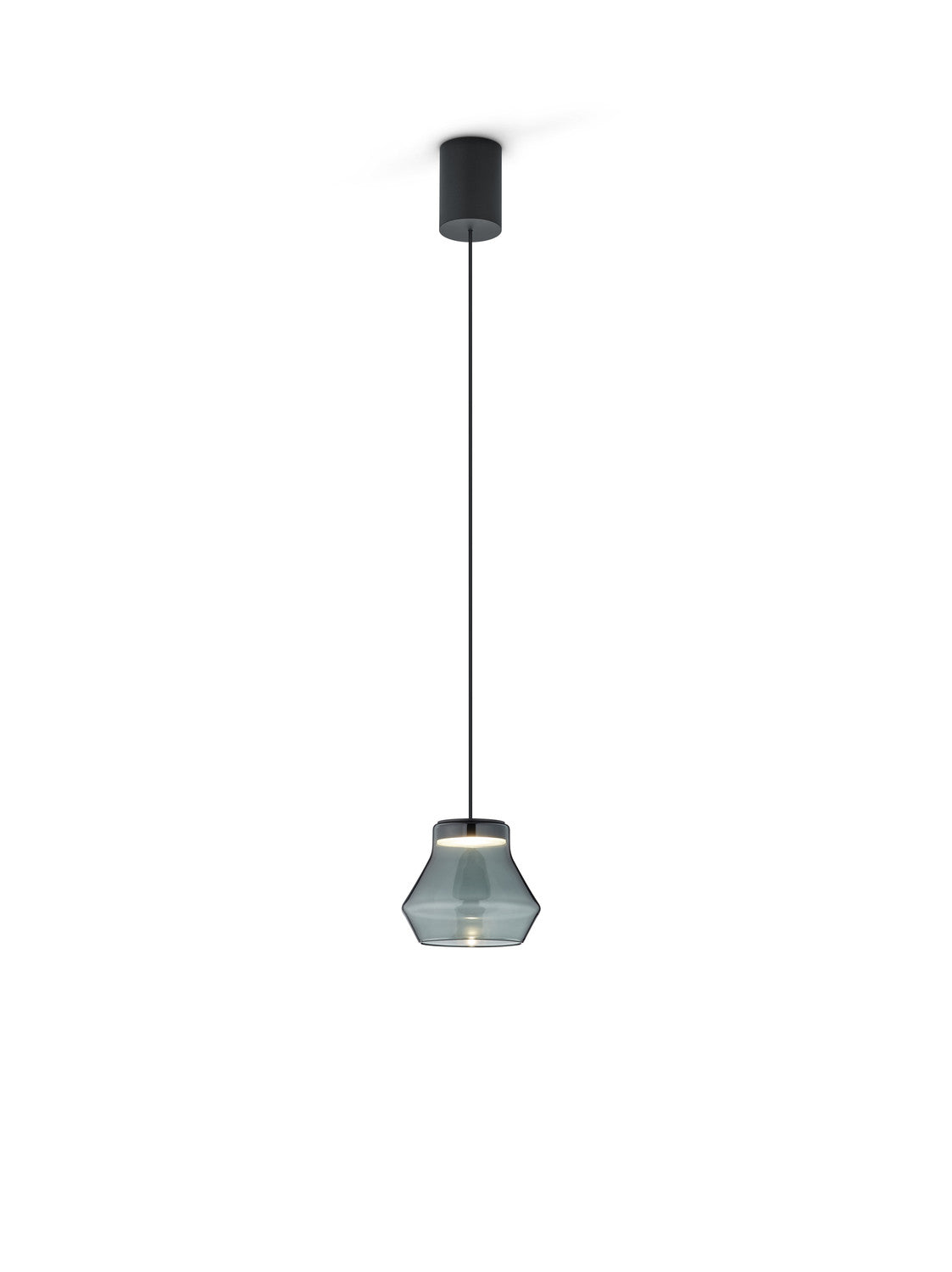 Vue du luminaire suspendu sur fond blanc, câble noir et diffuseur en verre