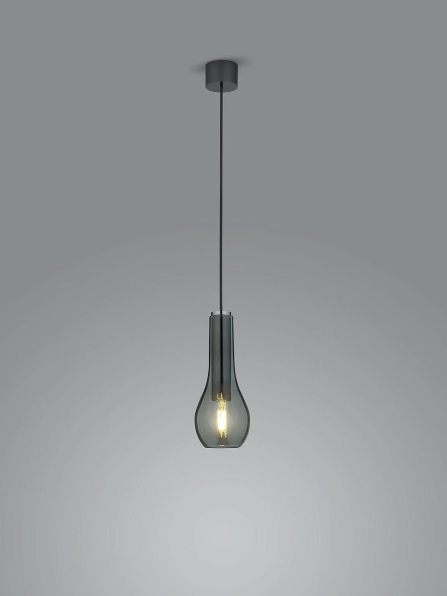 Détail du luminaire vu de profil, abat-jour en verre fumé et ampoule allumée.