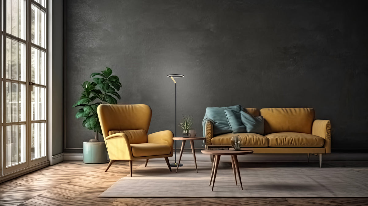 Mise en scène du lampadaire dans un salon avec canapé jaune et grande fenêtre.