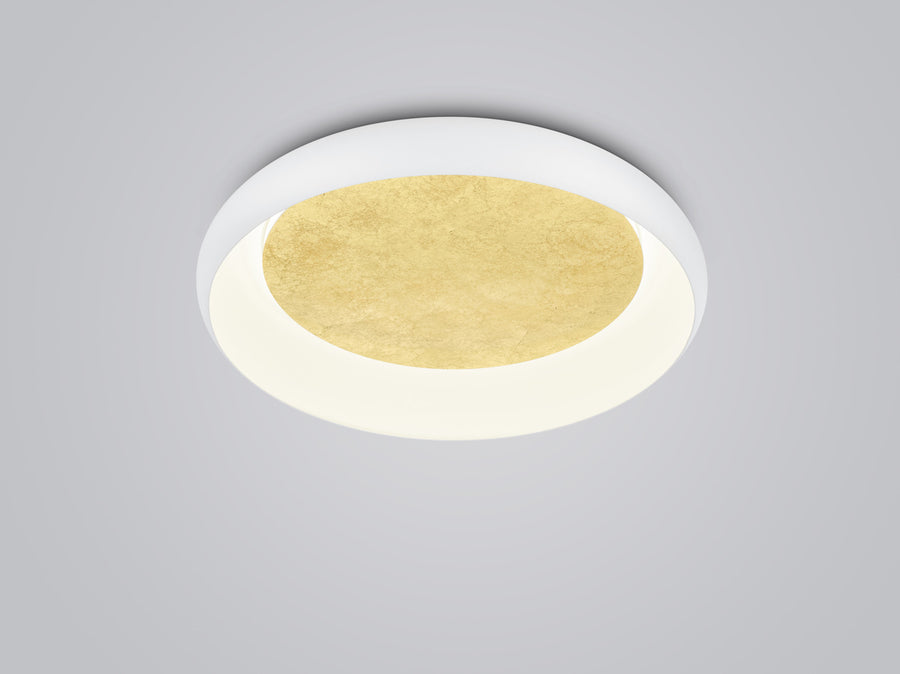 Plafonnier rond vu de biais, cerclage blanc et diffuseur central doré texturé