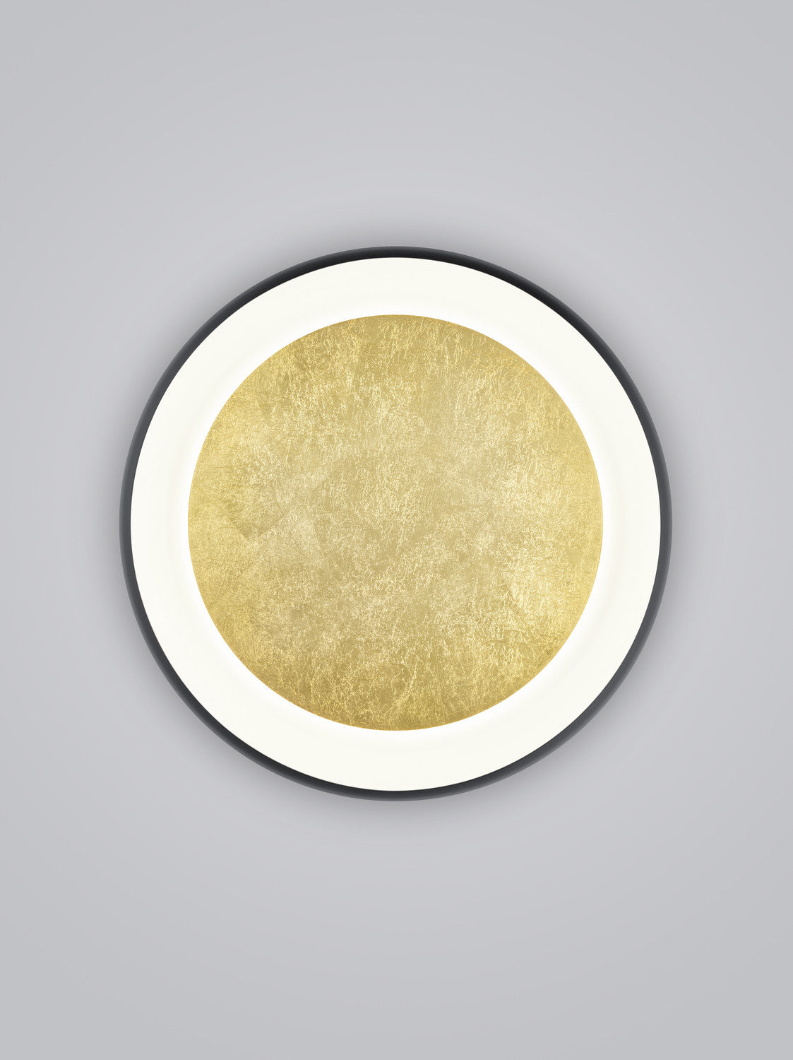 Vue de face du plafonnier rond noir, anneau blanc lumineux et centre doré