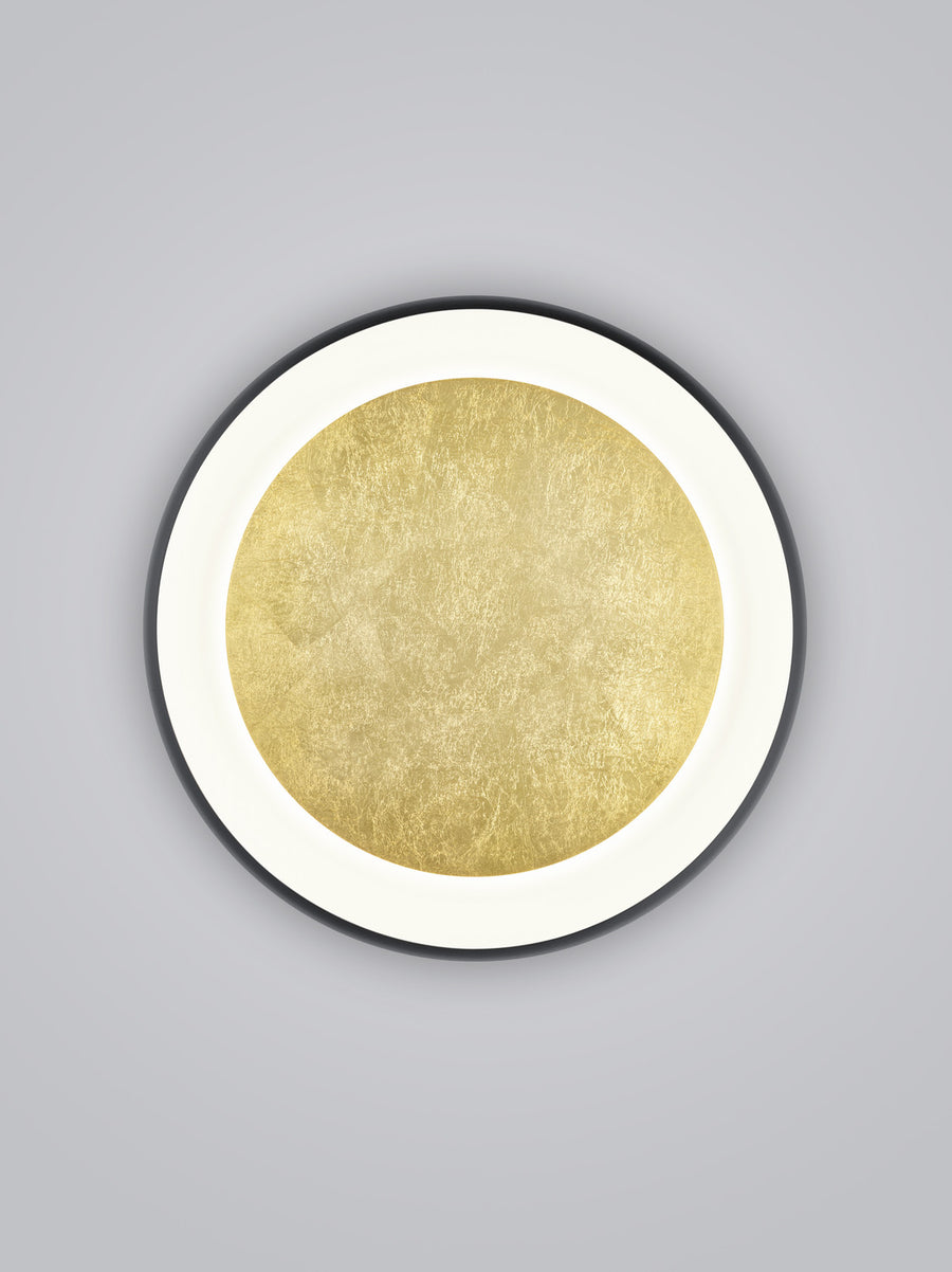 Vue de face du plafonnier rond noir, anneau blanc lumineux et centre doré
