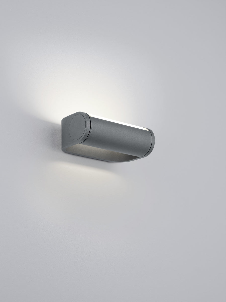 Applique présentée de profil, montrant la fente lumineuse sous le cylindre et son ombre