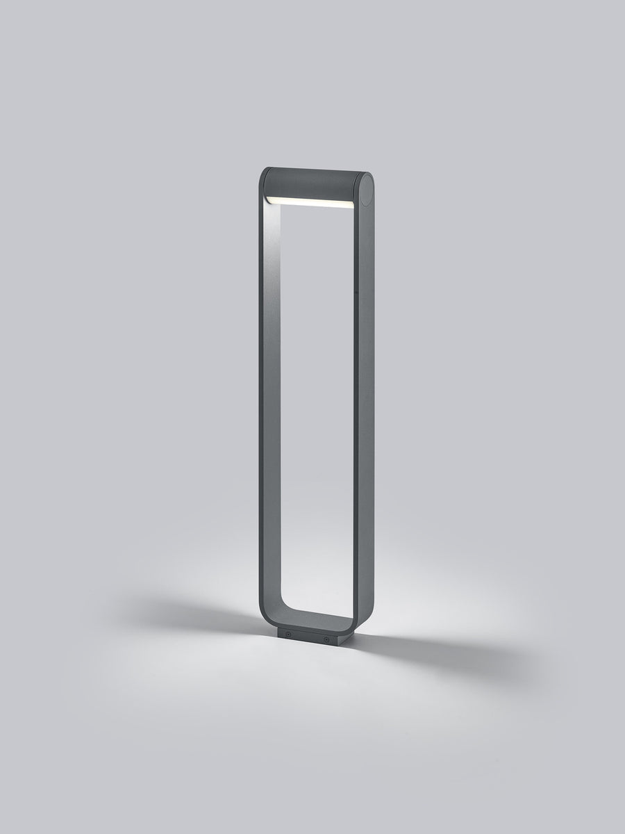 Vue de face du luminaire anthracite sur fond gris clair, cadre rectangulaire ouvert