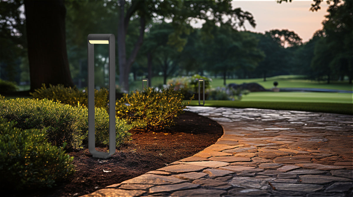 Mise en ambiance nocturne, borne lumineuse éclairant une allée de jardin en pierre