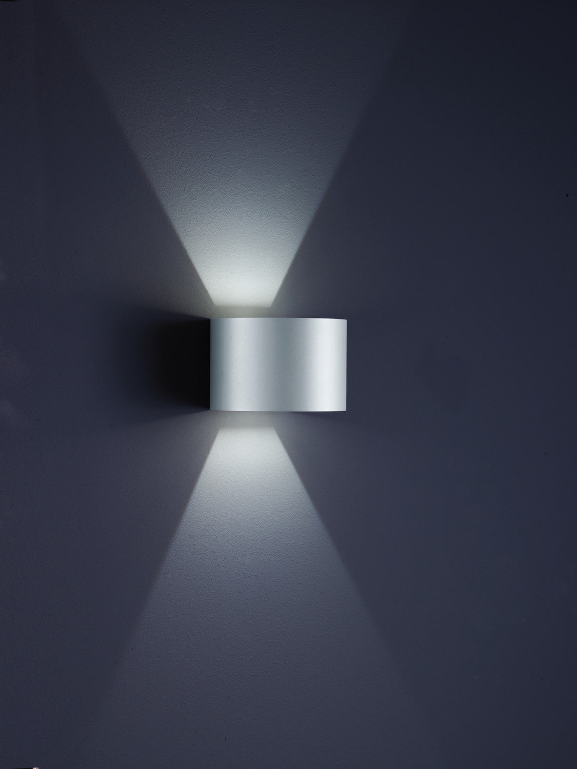 Vue rapprochée du corps cylindrique en aluminium et de ses faisceaux lumineux
