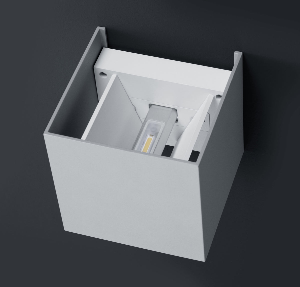 Vue rapprochée de l'applique blanche ouverte montrant module LED et fixation interne