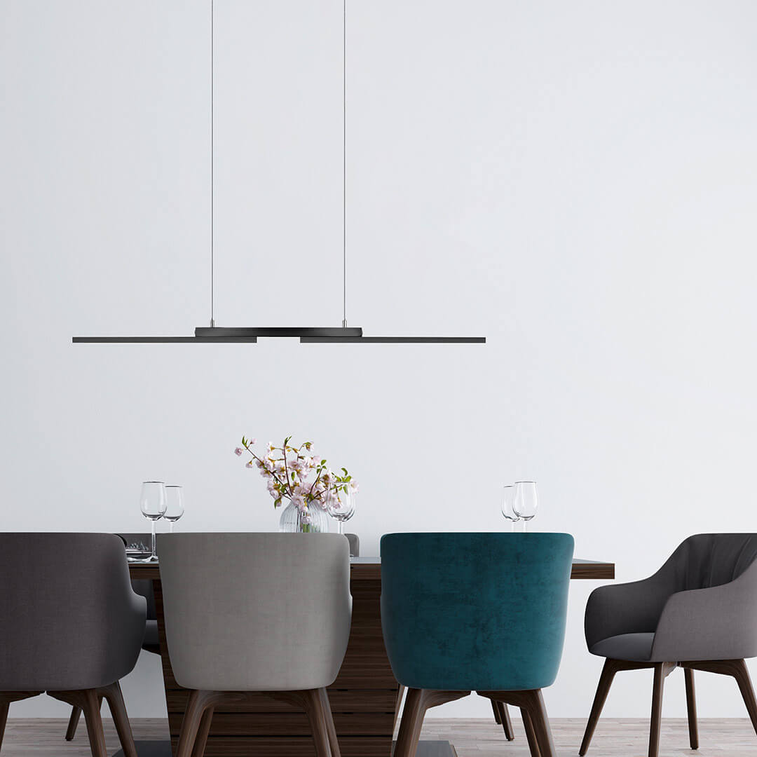 Mise en ambiance au-dessus d'une table de salle à manger avec chaises en velours