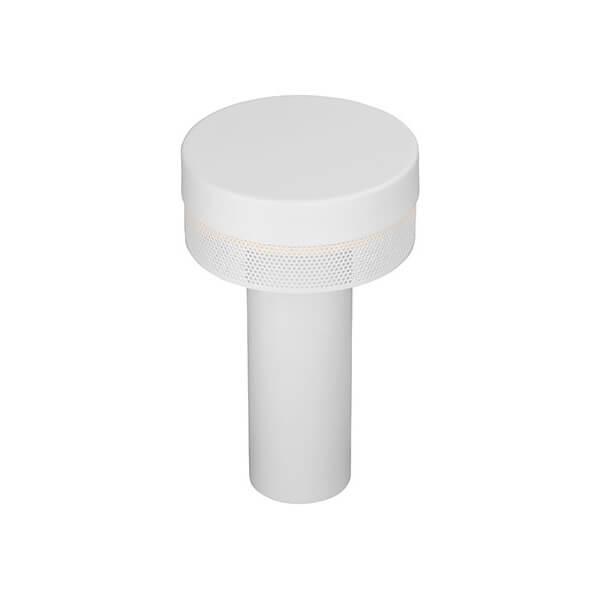 Vue en plongée de la lampe blanche, détail du dessus et de la grille perforée.