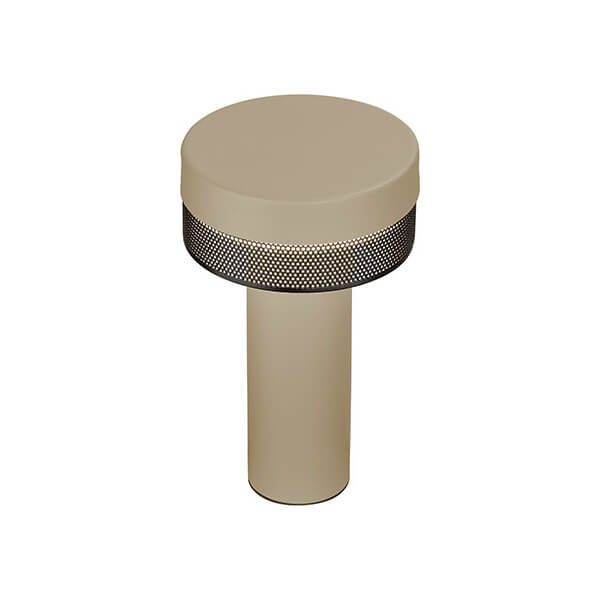 Vue en plongée de la lampe beige, dessus rond et bandeau grillagé visible.