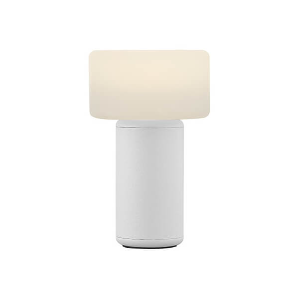 Lampe à poser blanche de face sur fond blanc, abat-jour cylindrique et base ronde