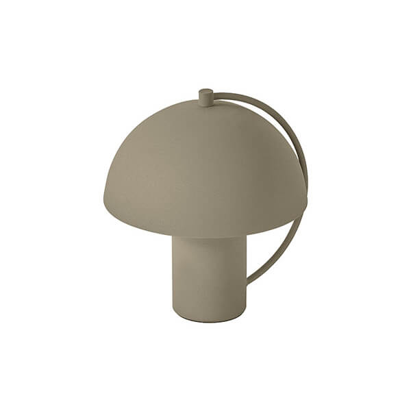Vue de trois quarts du luminaire, montrant l'anse courbe et l'abat-jour bombé.