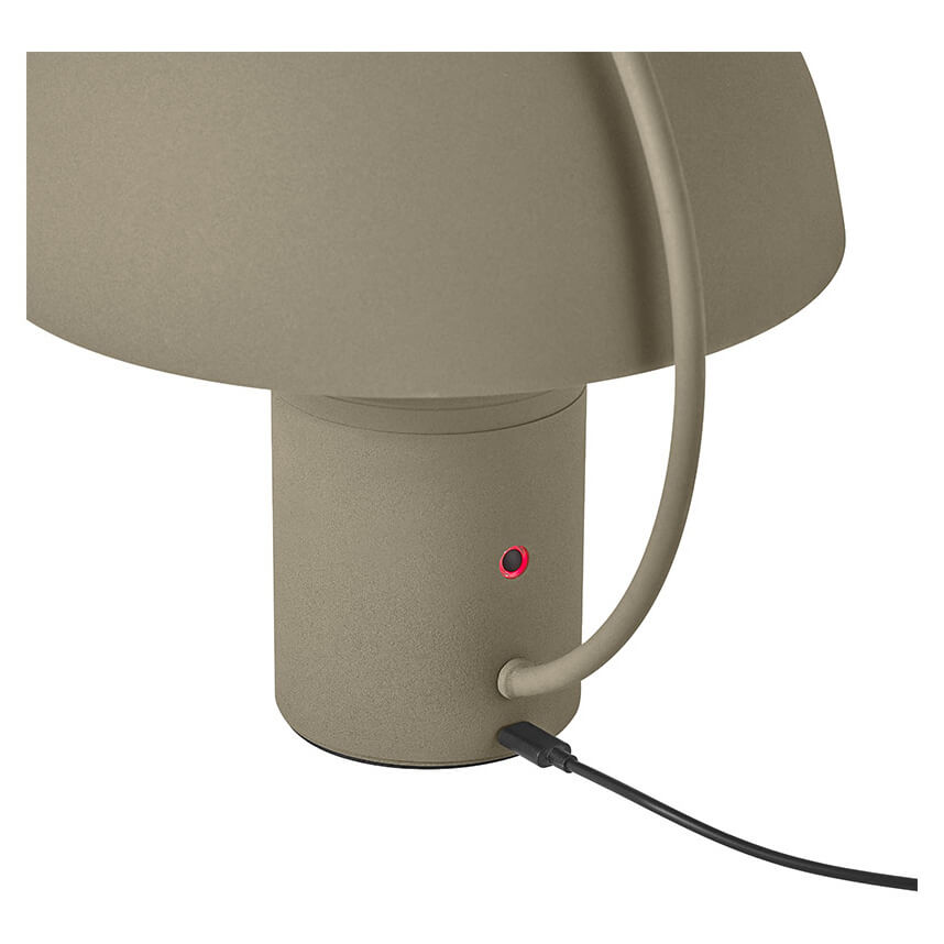 Détail du socle : bouton rouge, prise USB et câble noir de recharge.