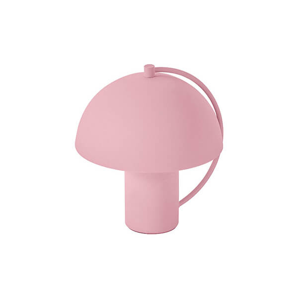Vue de trois quarts de la lampe rose, abat-jour bombé et poignée arquée.