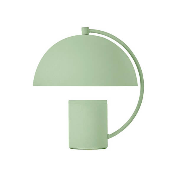 Lampe à poser verte de face sur fond blanc, abat-jour dôme et socle cylindrique