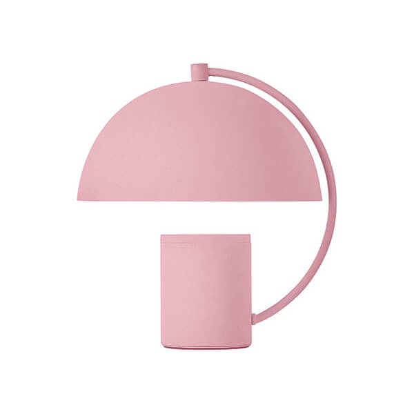 Lampe à poser rose de face sur fond blanc, abat-jour demi-sphérique et anse courbe.