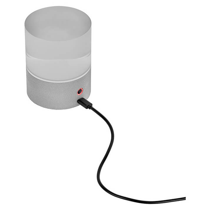 Détail du câble de recharge branché sur la prise du socle métallique perforé