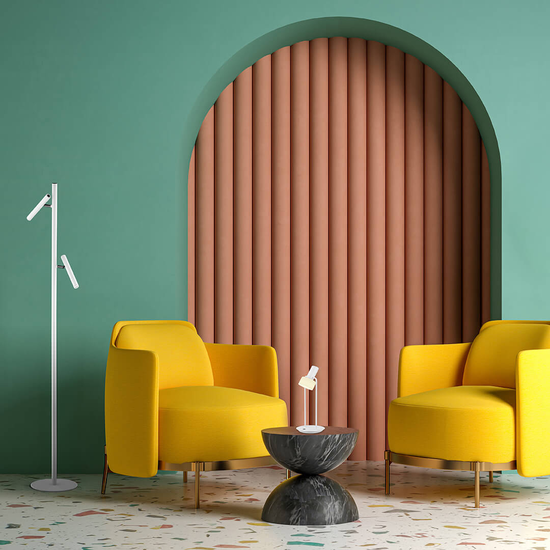 Mise en ambiance dans un salon vert avec fauteuils jaunes et arche terracotta