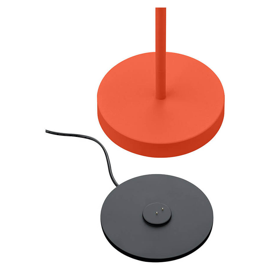 Détail de la base et du socle de recharge noir avec câble d'alimentation.